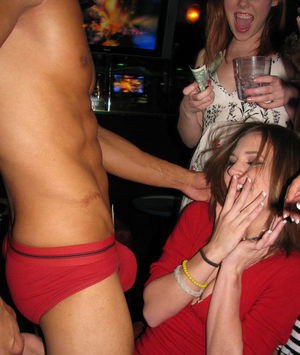 Пьяные телки решились на групповой оральный секс в клубе